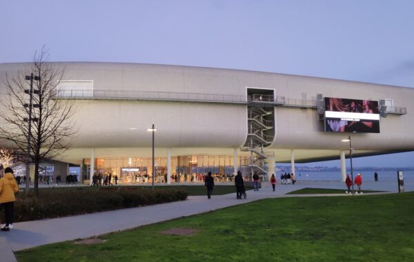 Centro Botín në Santander, qendra e artit e projektuar nga Renzo Piano ku zhvillohet ekspozita. (CC BY-SA 4.0, Wikimedia Commons)