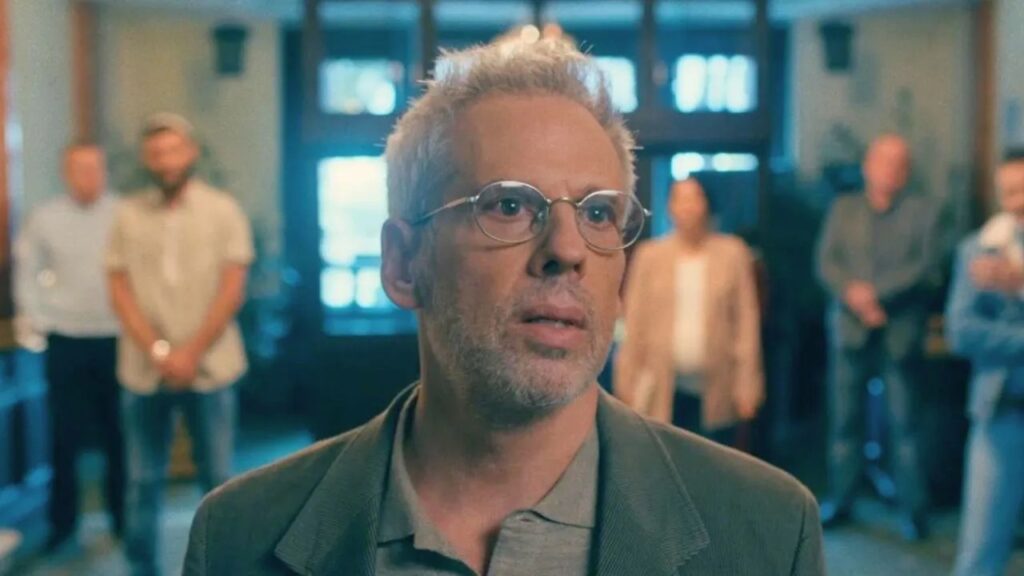 «Checkout»  del trailer i i komedisë  anti spiun  me Josh Pais — filmi i Jonathan Dekel vjen më 16 tetor në platformat digjitale në SHBA