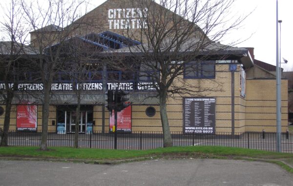 Fasada e Citizens Theatre në Gllasgou (foto: Chris Haikney, CC BY 2.5, Wikimedia Commons)