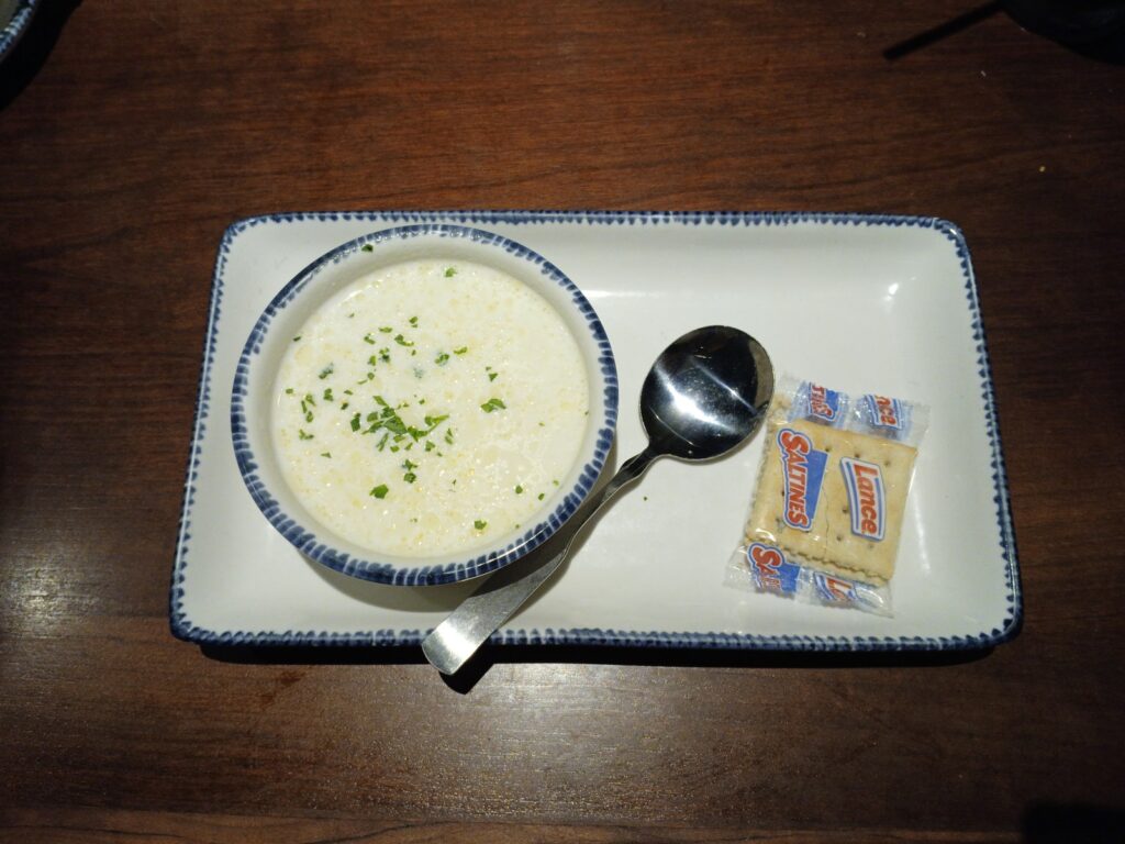 New England clam chowder — supa klasike amerikane me midhje  patate dhe krem