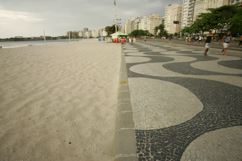 Shëtitorja e Copacabana-s në Rio de Zhaneiro, me mozaikun valëzor bardhezi të projektuar nga Roberto Burle Marx