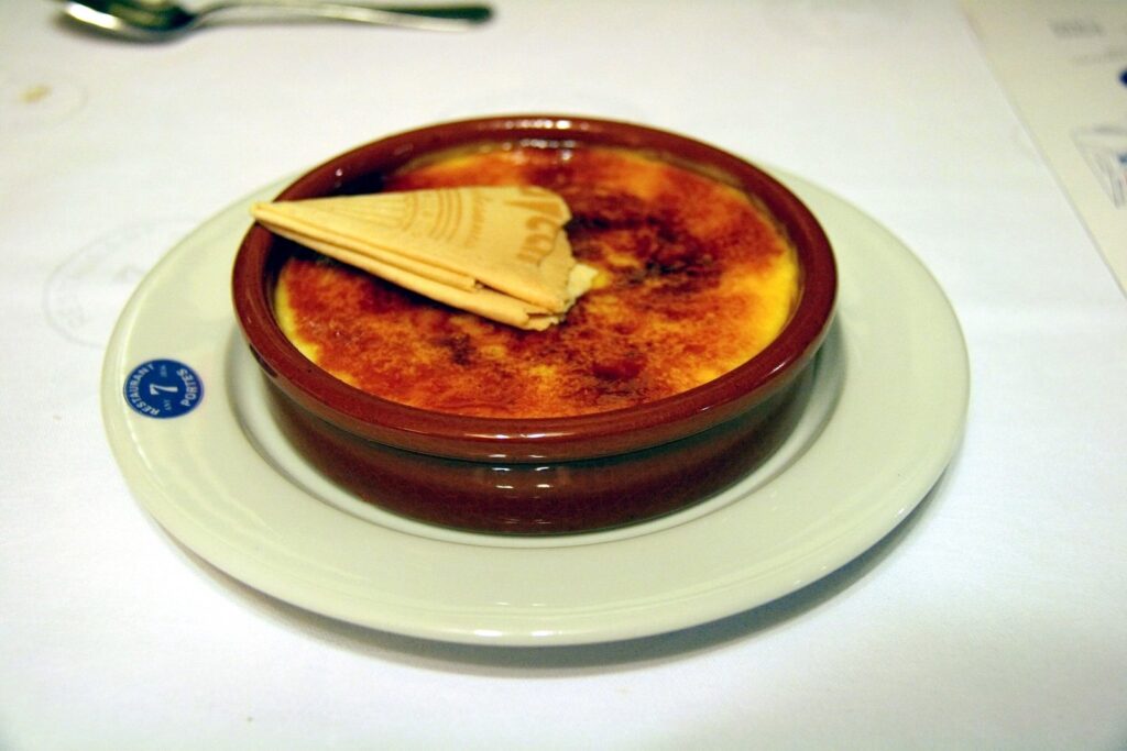 Crema catalana — ëmbëlsira klasike spanjolle me qumësht  vanilje dhe sheqer të karamelizuar