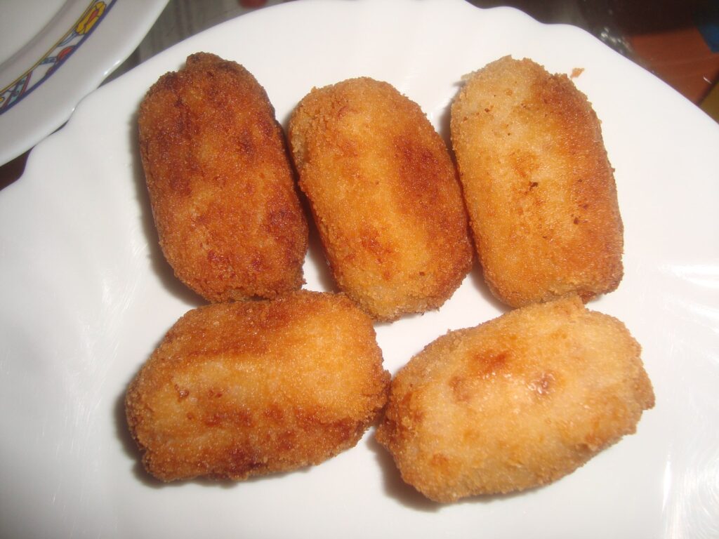 Croquetas spanjolle me proshutë — mezeja klasike krokante e tapas ve