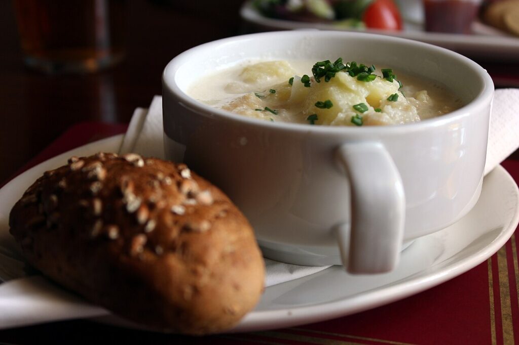 Cullen skink skoceze — supa kremoze me merluc të tymosur  patate dhe qepë
