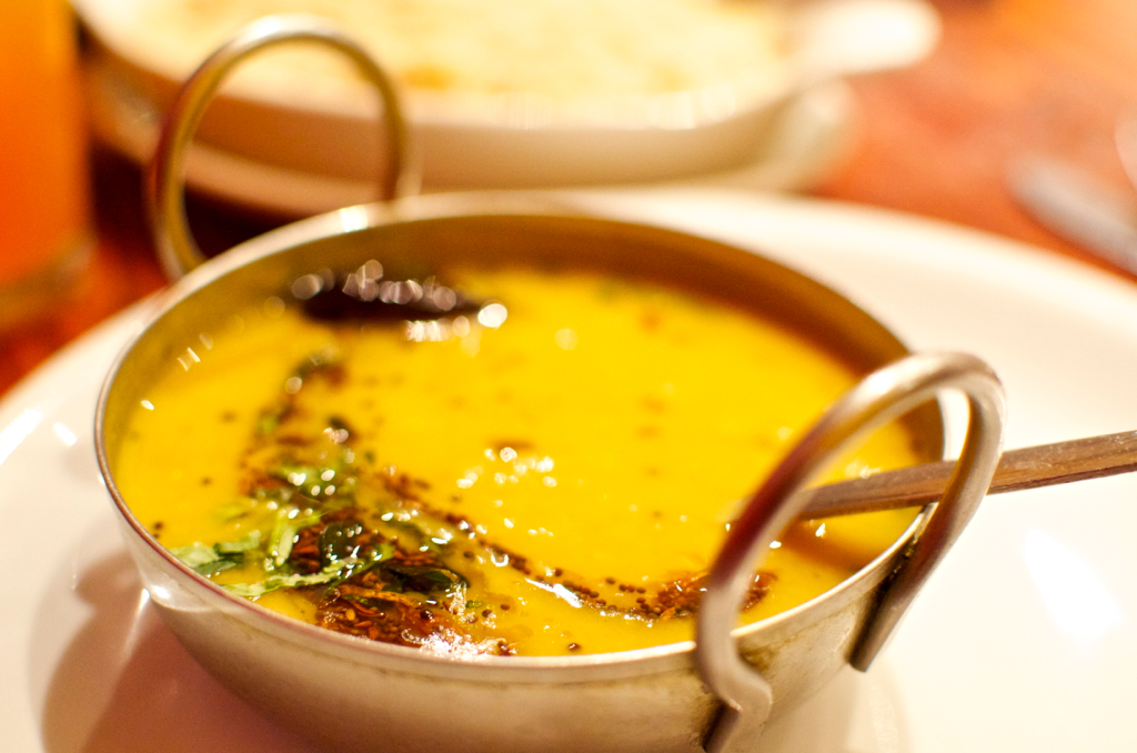 Dahl indian me thjerrëza — supa kremoze me erëza aromatike