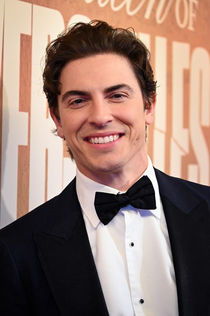 «Beauty and the Beast» ngjitet në fushën e bejsbollit  kasti i turneut dhe Derek Klena performojnë «Be Our Guest» me Savannah Bananas në Washington