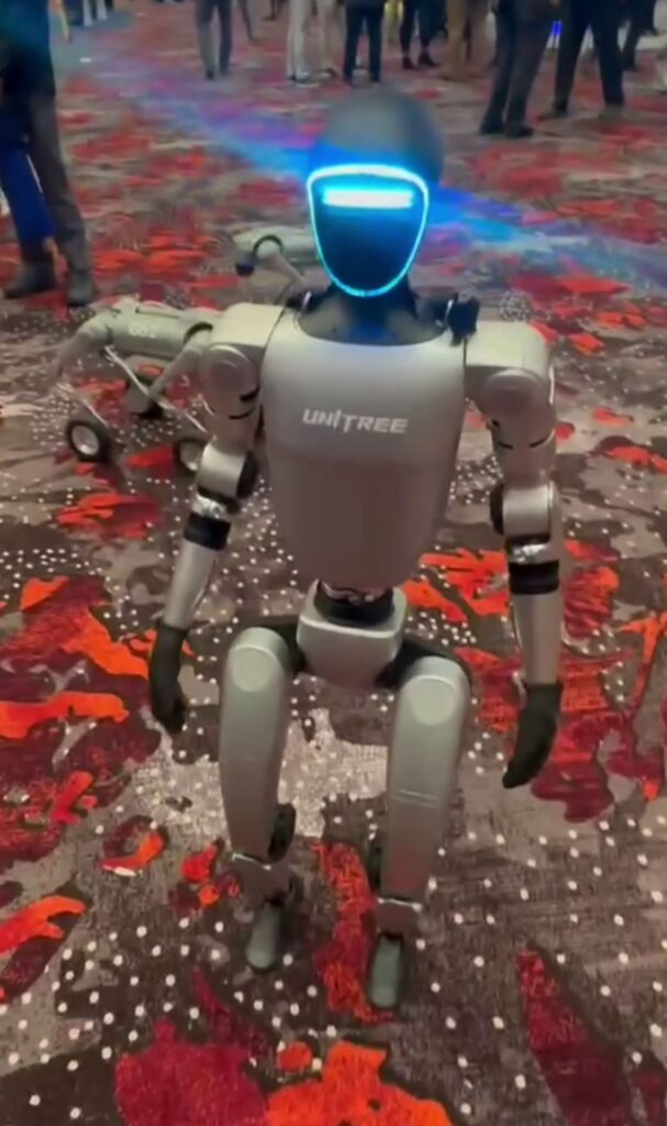Startup i kinez DexForce stërvit robotët humanoidë me të dhëna virtuale për të ulur kostot