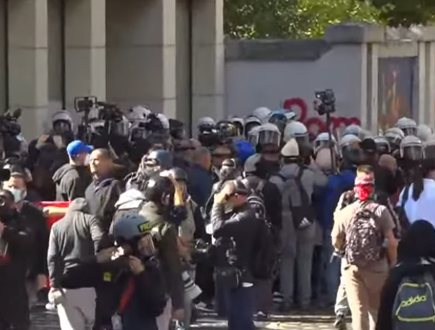 Hidhet gaz lotsjellës  tym para Ministrisë së Arsimit  Protestuesit nisin marshimin