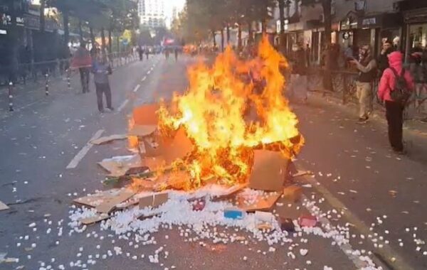 Flamingot deshën të rinonin protestën, por