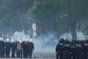 4 efektivë policie dhe 4