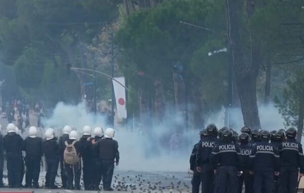 4 efektivë policie dhe 4