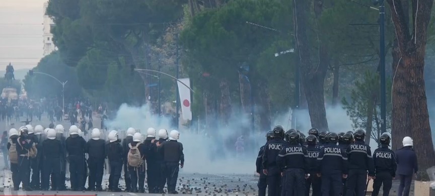 4 efektivë policie dhe 4