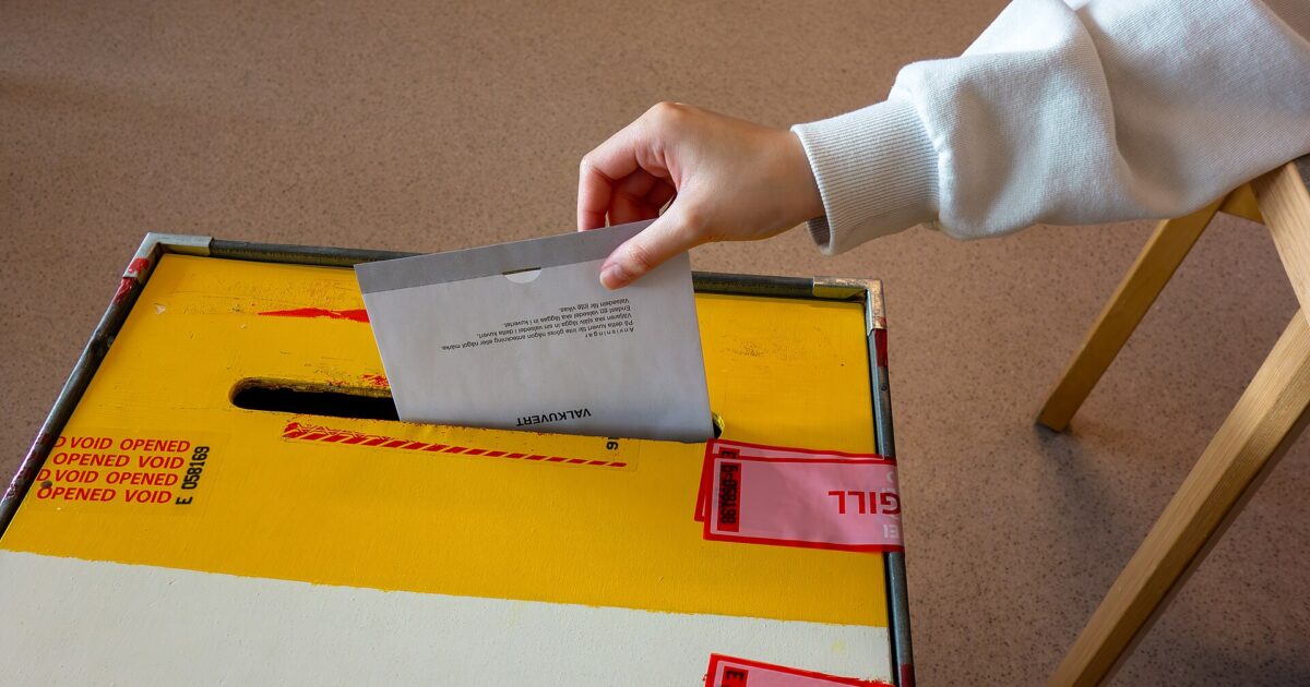 Dora vendos zarfin e votimit në kutinë e votimit