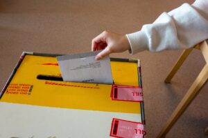 Dora vendos zarfin e votimit në kutinë e votimit