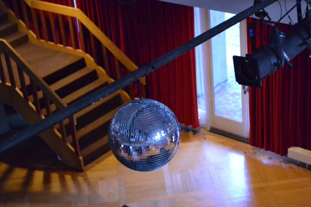 «DISCO» në Amsterdam  Wereldmuseum e kthen një kat prej 835 metrash katrorë në pistë vallëzimi