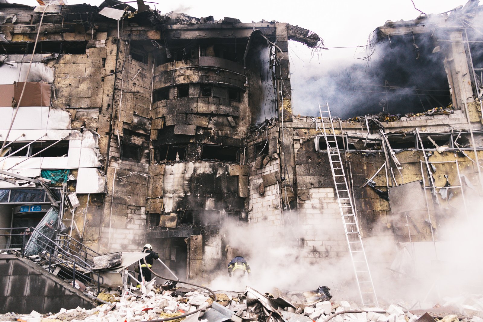 Zjarrfikësit në Dnipro pas një sulmi rus — foto arkiv