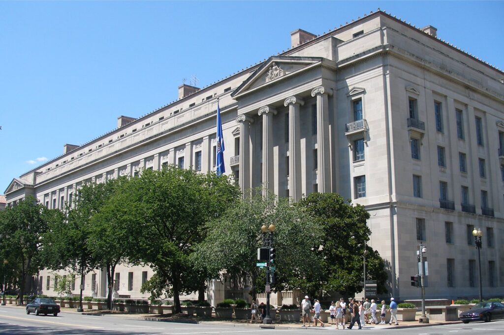 Departamenti i Drejtësisë kërcënon zyrtarët e Kalifornisë për votat me postë  Trump flet për burg të gjatë