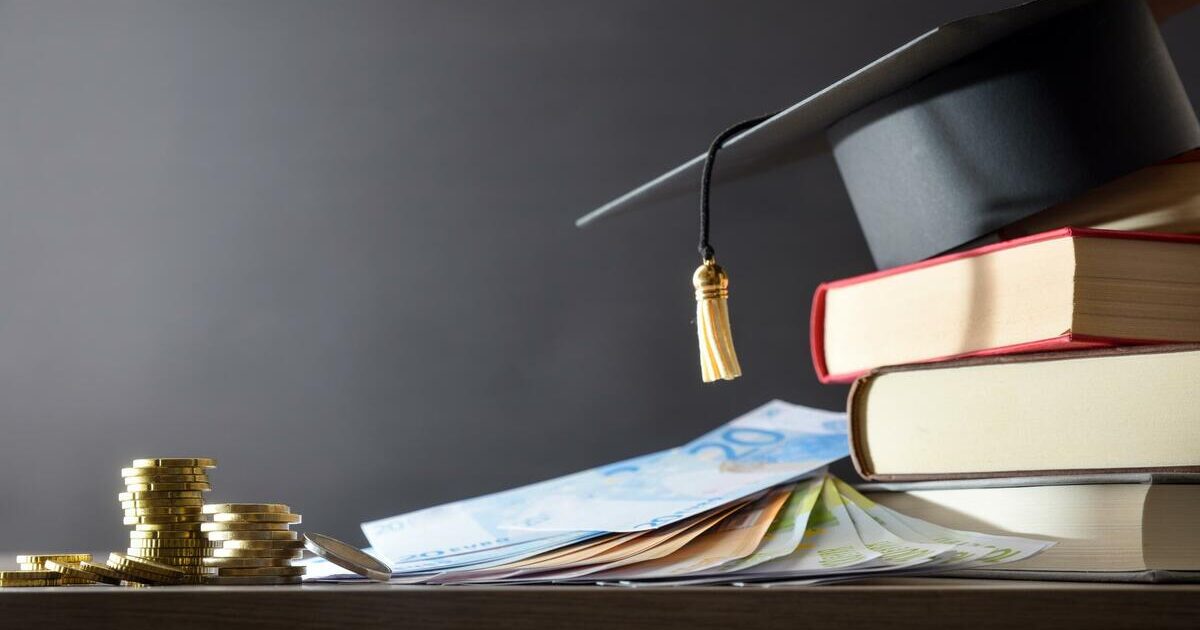 Ilustrim: kapelë diplomimi, libra dhe para (Foto: Shutterstock)