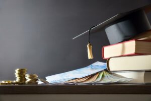 Ilustrim: kapelë diplomimi, libra dhe para (Foto: Shutterstock)