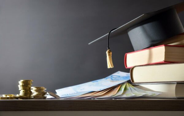 Ilustrim: kapelë diplomimi, libra dhe para (Foto: Shutterstock)
