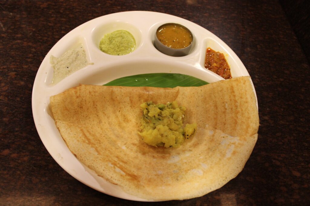 Dosa masala — petulla krokante indiane me mbushje patatesh dhe erëza