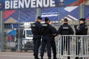 Shtyhen disa ndeshje futbolli në Francë,