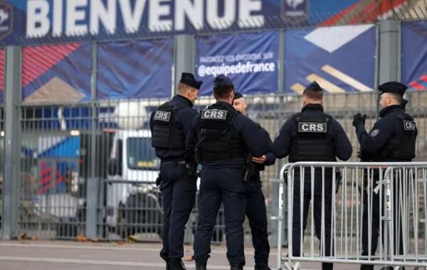 Shtyhen disa ndeshje futbolli në Francë,