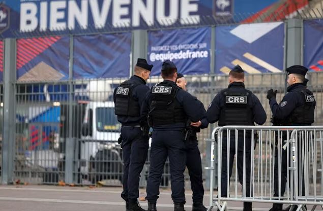 Shtyhen disa ndeshje futbolli në Francë,