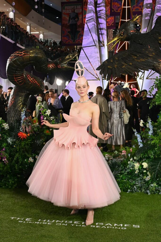 Elle Fanning shkëlqen në Londër me krijim rozë haute couture të Robert Wun