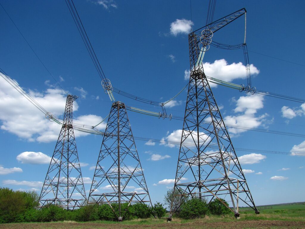 Rusët sulmojnë një objekt energjetik në rajonin e Khmelnytskyit  ndërprerje emergjente të energjisë