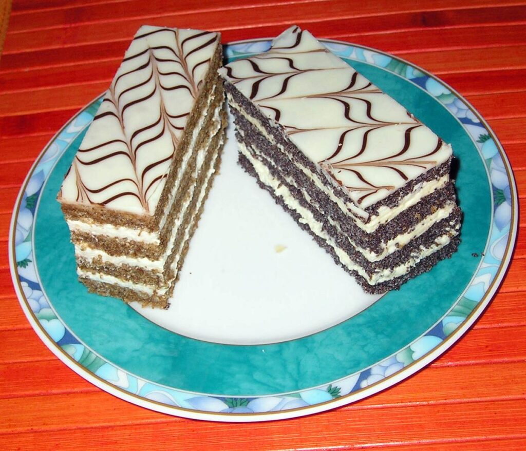 Torta Esterházy — ëmbëlsira klasike hungareze me shtresa arrash dhe krem gjalpi