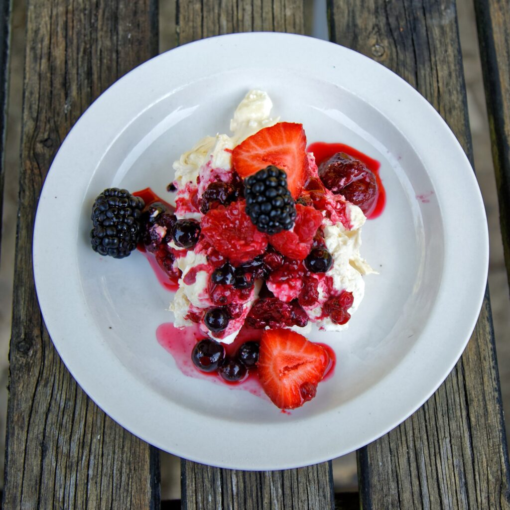 Eton mess angleze — ëmbëlsira tradicionale me luleshtrydhe  beze dhe krem të rrahur