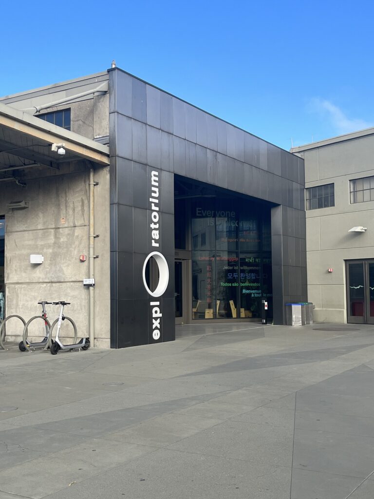 «Hidden Beacon» në San Francisko  mijëra lente syzesh bëhen skulpturë drite në Exploratorium
