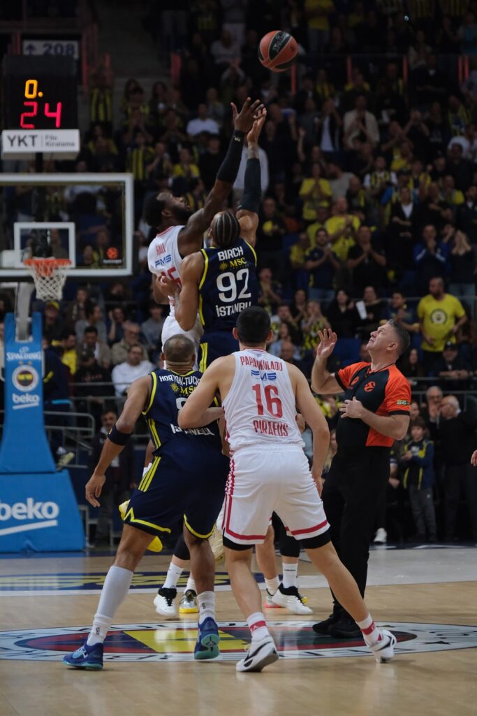 Olympiacos shpërdoron epërsinë prej 16 pikësh  Fenerbahçe fiton 64 61 në Athinë në sekondat e fundit