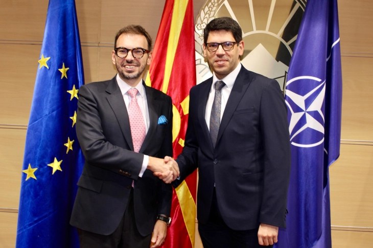 Ferati takohet me ambasadorin italian Palminteri  thellimi i bashkëpunimit për fondet europiane  ekonominë dhe arsimin