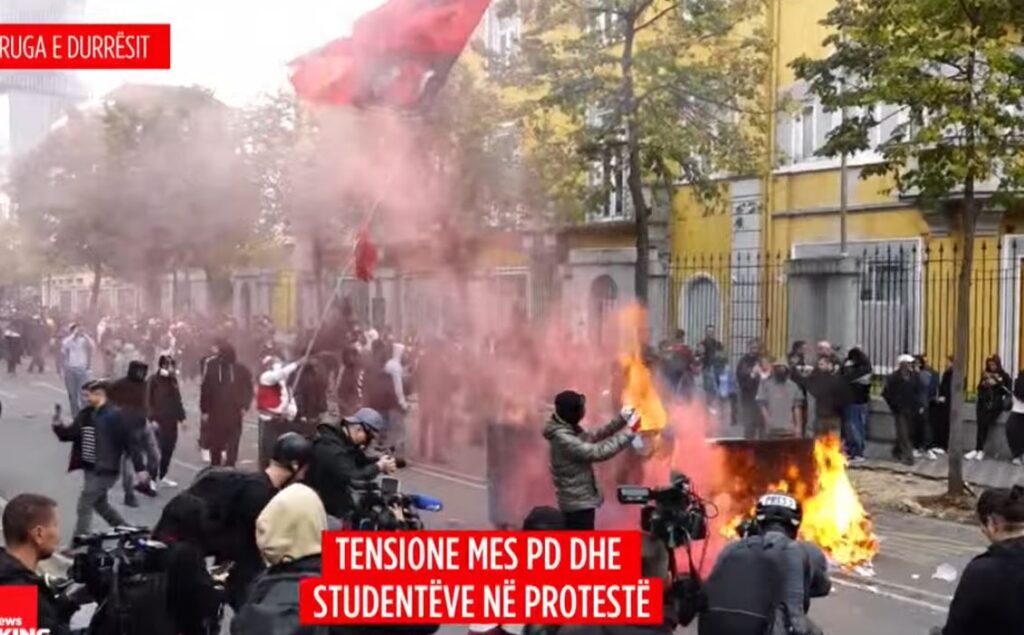 Flakadanë dhe flakë  protestuesit ndezin koshat e mbeturinave para Ministrisë së Arsimit