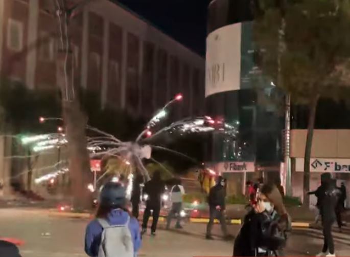 Tensionet gjatë protestës  2 protestues dhe dy policë në spital  Si paraqitet gjendja e tyre