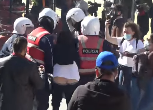 Tensione në protestë para Ministrisë së Arsimit  disa të shoqëruar  I riu shfaq probleme shëndetësore