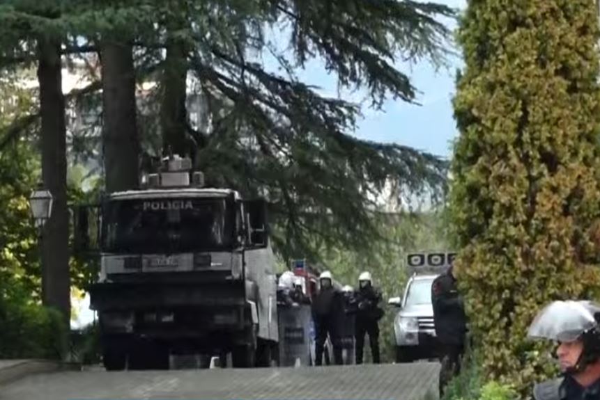 Policia  blindon  Kryeministrinë  autoboti i ujit qëndron në gatishmëri  Situata e qetë