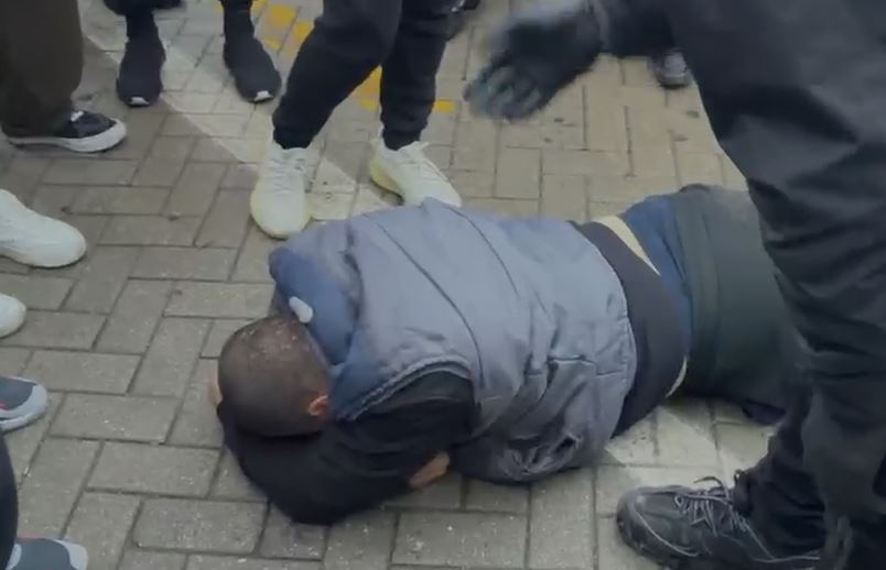 Incidente mes protestuesve  një person i shtrirë në tokë para Kryeministrisë  VIDEO 