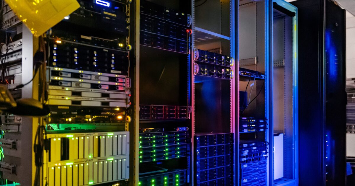 Rafte serverësh në një qendër të dhënash (foto ilustruese, NOIRLab, CC BY 4.0)