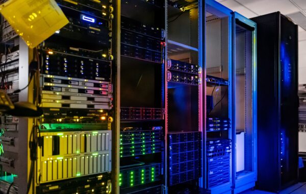 Rafte serverësh në një qendër të dhënash (foto ilustruese, NOIRLab, CC BY 4.0)