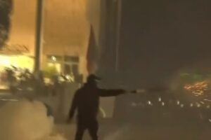 Studentët me maska sulmojnë me molotovë