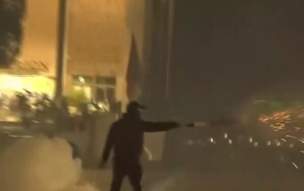 Studentët me maska sulmojnë me molotovë