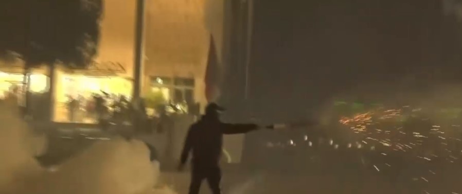Studentët me maska sulmojnë me molotovë