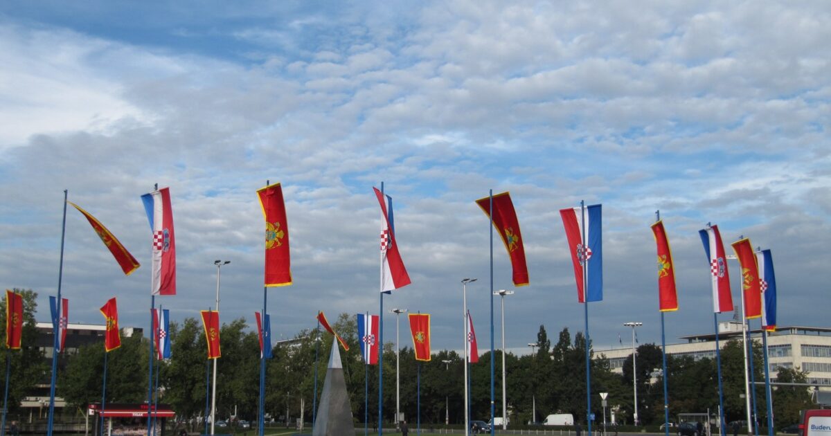 Flamujt e Kroacisë dhe Malit të Zi në Zagreb (Foto: Branko Radovanović / Wikimedia Commons, CC BY-SA 3.0)