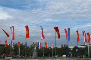 Flamujt e Kroacisë dhe Malit të Zi në Zagreb (Foto: Branko Radovanović / Wikimedia Commons, CC BY-SA 3.0)