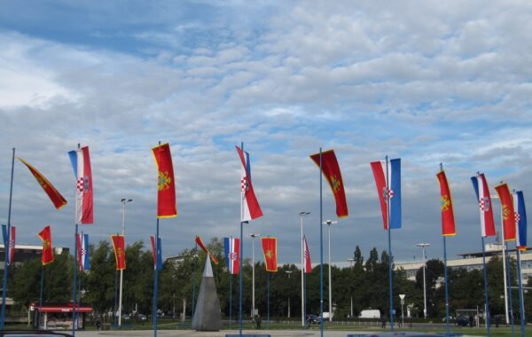 Flamujt e Kroacisë dhe Malit të Zi në Zagreb (Foto: Branko Radovanović / Wikimedia Commons, CC BY-SA 3.0)