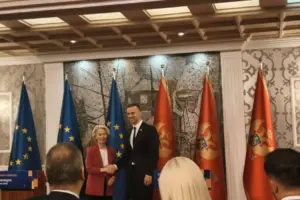 Ursula von der Leyen dhe Milojko Spajiq në konferencën për media në Podgoricë. Foto: Dan