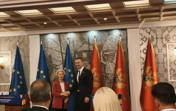 Ursula von der Leyen dhe Milojko Spajiq në konferencën për media në Podgoricë. Foto: Dan
